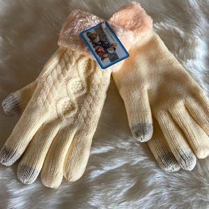 🆕 Vanilla cable-knit Sherpa touch screen gloves.